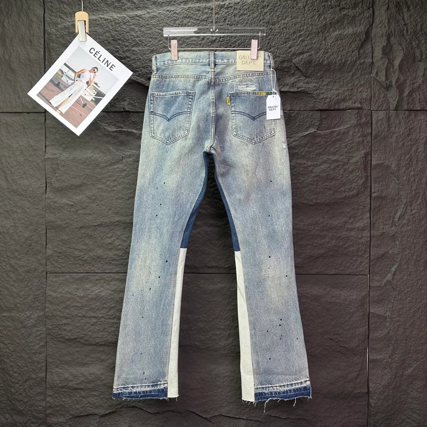 P300 GALLERY DEPT. 2025 New Retro Splashed Ink Hole Stitching Seams Couple Style Loose Bootcut Jeans 🔥High Version🔥High Version🔥 Top Ceiling Quality Styles with different washed textures are very friendly to people with thin legs and thick legs. The loose version of the bootcut is very flattering to the leg shape. Moderate length that never goes out of style, easy and casual to match, basic styling for various styles, a must-have in the wardrobe! The fabric is stiff but also makes the upper body soft without losing texture. The washing process is even more perfect. It is a must-have item for everyone! ! ! Washed wheat, hang tag, pants label, three complete labels, color: blue, size: 28, 30, 32, 34, 36 (five sizes)